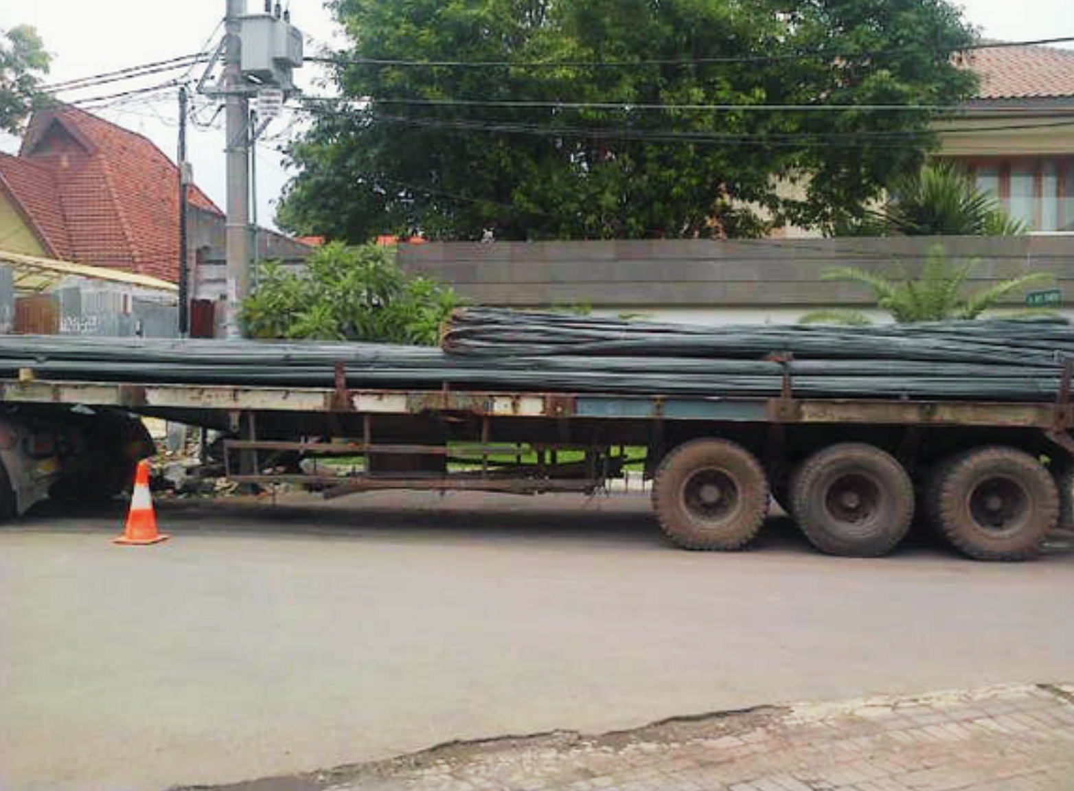 Transportasi cargo besi beton PT Jagat Konstruksi