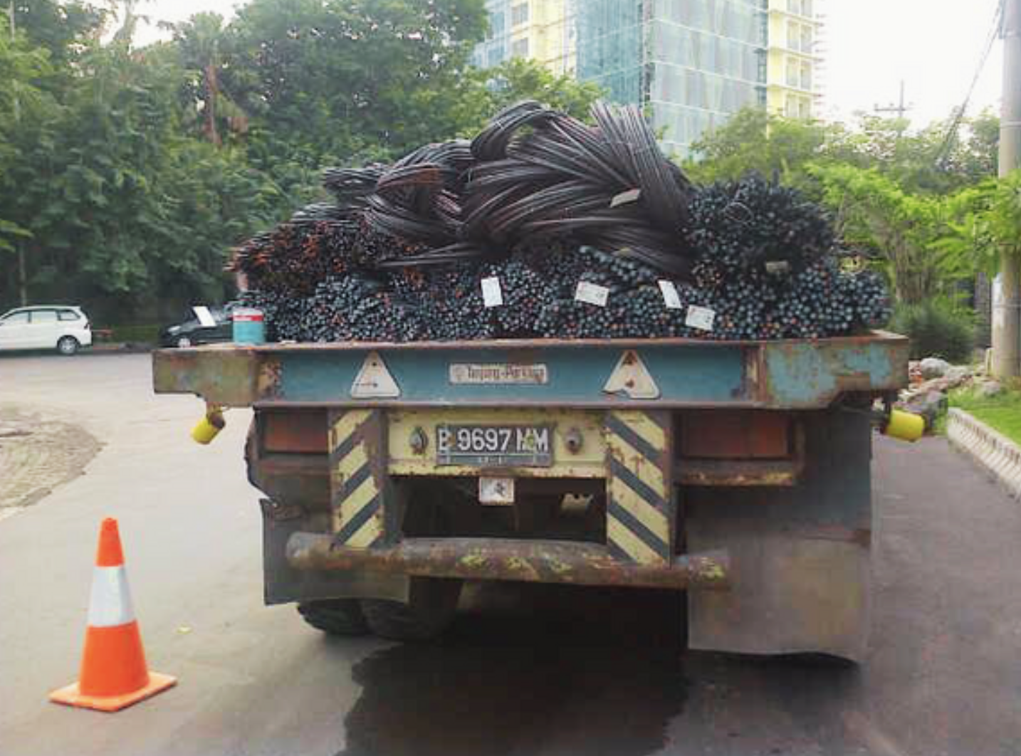 Transportasi cargo besi beton PT. Hanil Jaya Steel Sidoarjo